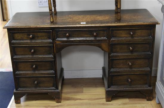 An oak kneehole desk W.132cm
